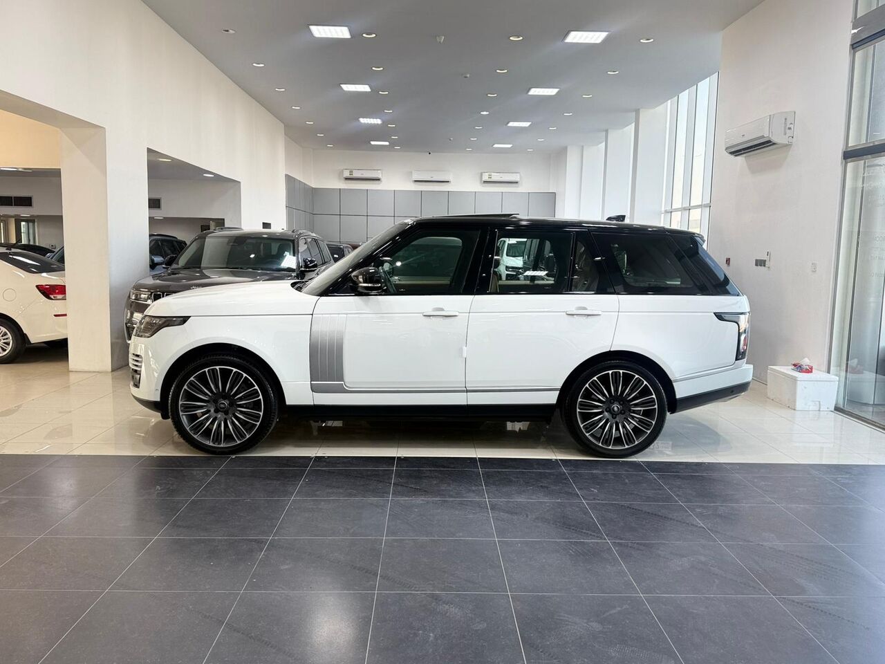 Manama, Vehicles, Cars & Trucks , BHD 15900,  Range Rover Vogue,  2019,  Automatic,  76500 KM,   SE  (White)