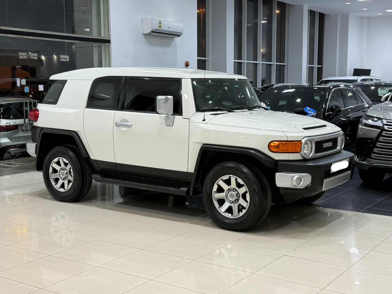 Manama, Vehicles, Cars & Trucks , BHD 7400,  Toyota FJ Cruiser,  2016,  Automatic,  251800 KM,    (White)