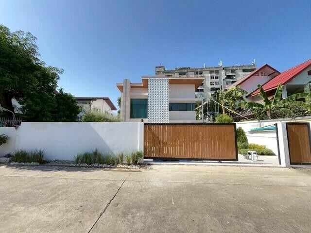 Bangkok, Real Estate For Sale, THB 18500000,  4 BR,  100 Sq. Feet,  House For Sale, Area 100 Sq M, Chokchai 4 Area, Lat Phrao District, Whole House Renovated.