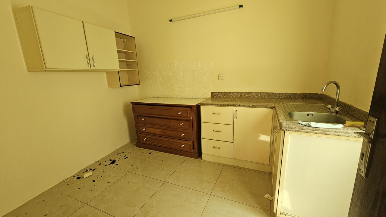 Busaiteen, Apartments, Flats, Houses & Villas, BHD 150/month,  1 BR,  Spacious Studio Flat, Inclusive EWA, Closed Kitchen.Lift ,Parking.Busaiteen 39128508
