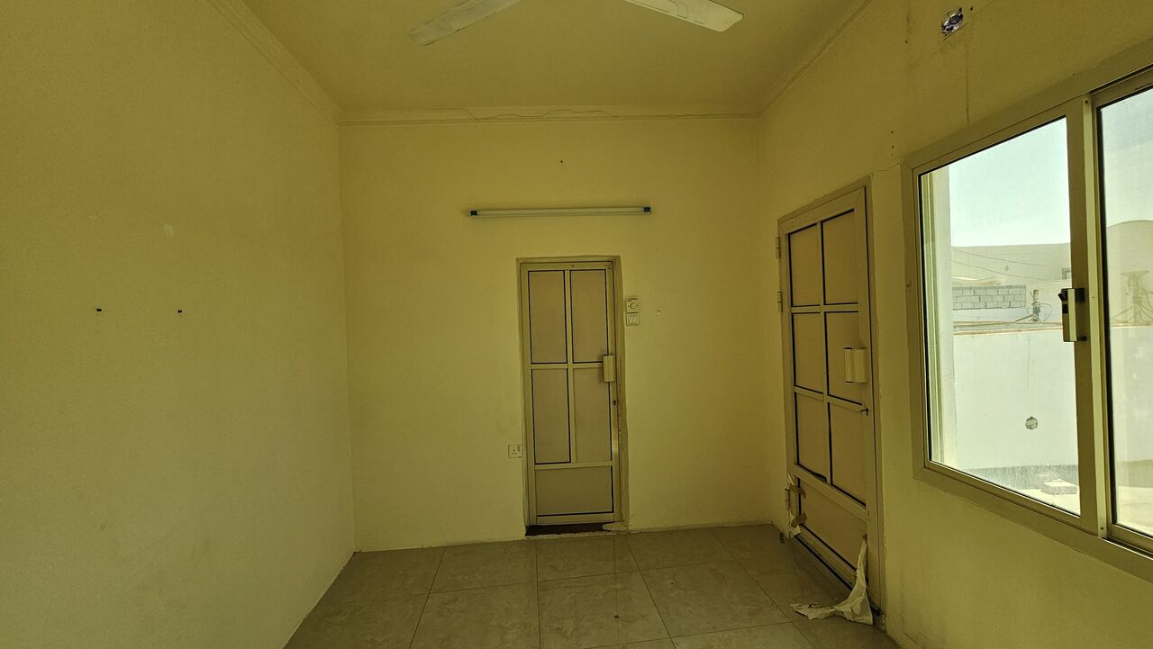 Busaiteen, Apartments, Flats, Houses & Villas, BHD 150/month,  1 BR,  Spacious Studio Flat, Inclusive EWA, Closed Kitchen.Lift ,Parking.Busaiteen 39128508