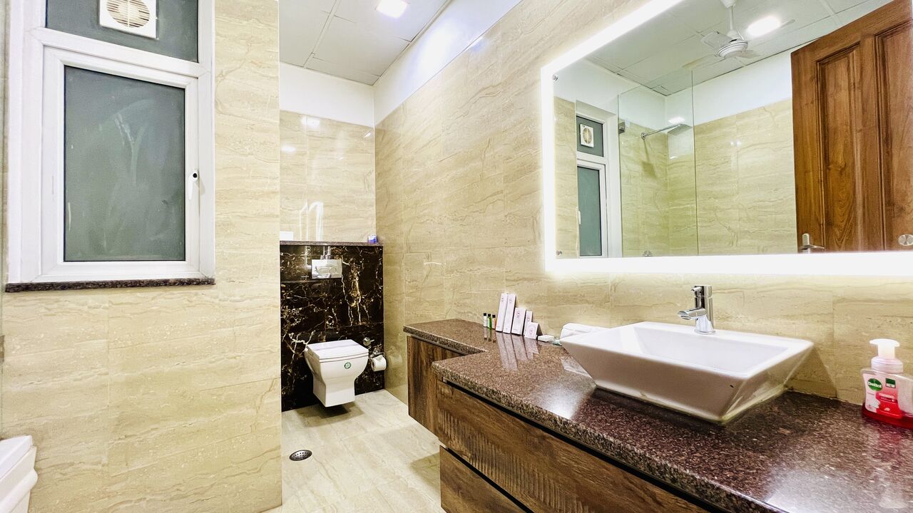 Gurgaon, Apartments, Flats, Houses & Villas, INR 4000/day,  Furnished,  1 BR,  375 Sq. Feet,  Luxury Twin Bedroom With Bathtub