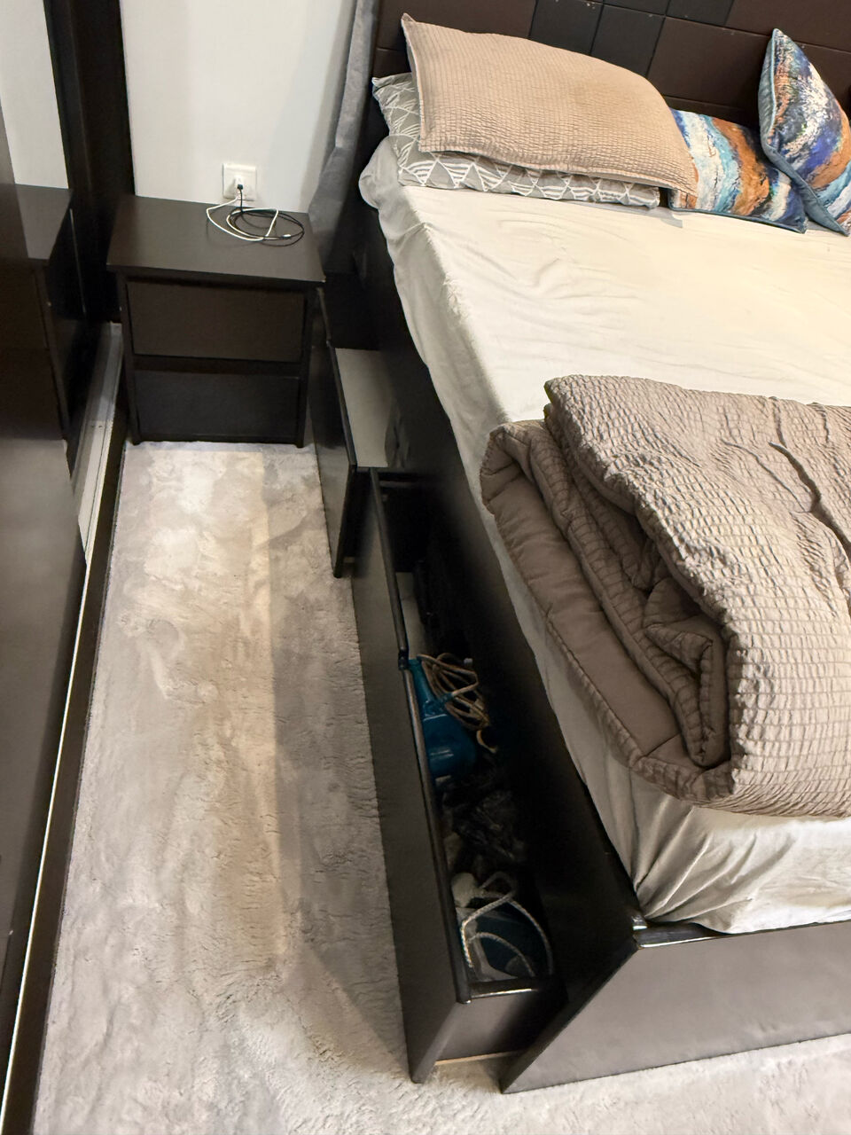 Jeddah, Furniture, SAR 2000,  Bed Set With Dressing And Side Tables For Sale