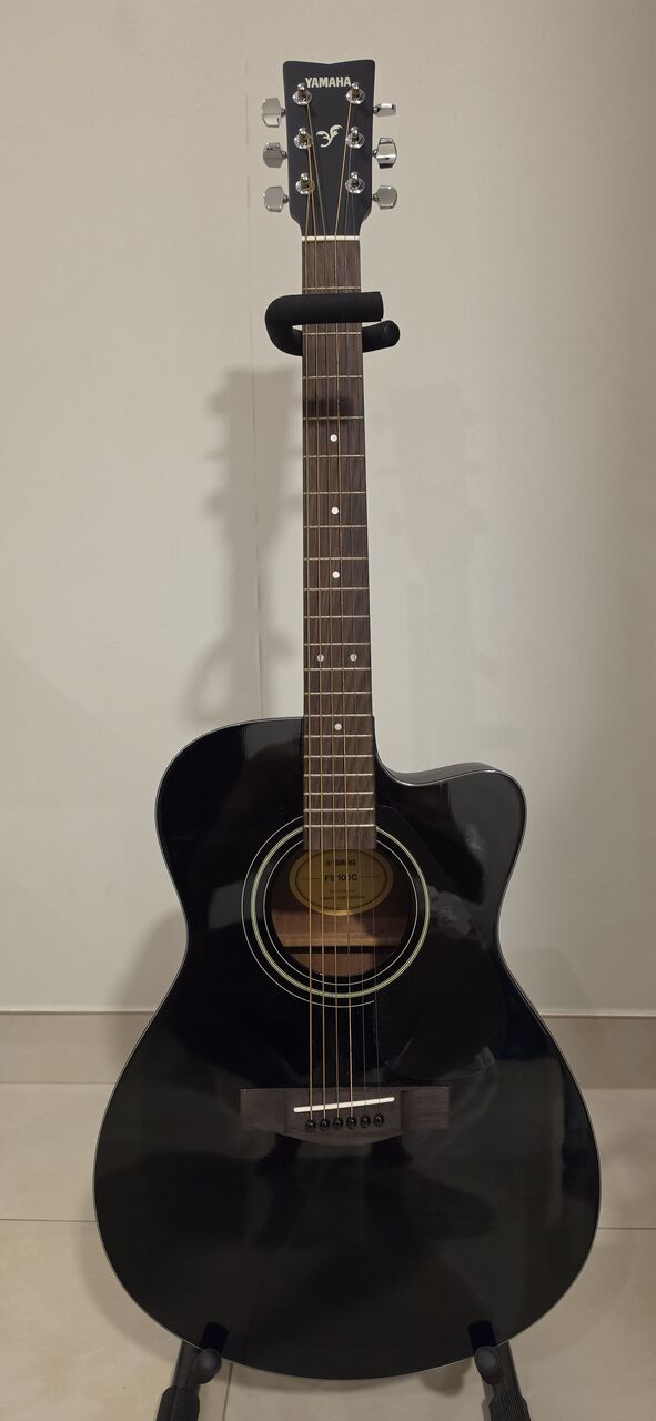 Juffair, Musical Instruments, BHD 30,  A Hardly Used Yamaha Acoustic Guitar Is Up For Sale With The Cover And The Guitar Stand