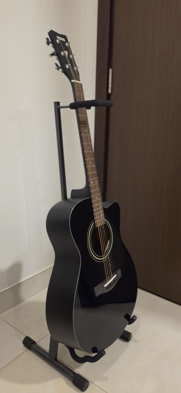 Juffair, Musical Instruments, BHD 30,  A Hardly Used Yamaha Acoustic Guitar Is Up For Sale With The Cover And The Guitar Stand