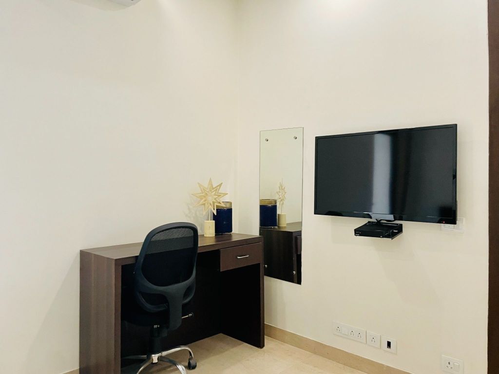 Gurgaon, Apartments, Flats, Houses & Villas, INR 4000/day,  Furnished,  1 BR,  350 Sq. Feet,  Studio Apartments Dlf Cyber City