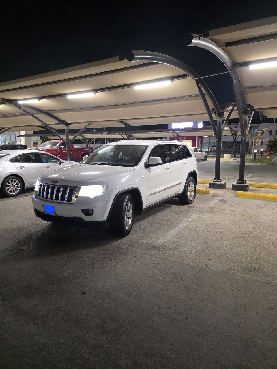 Khobar, Vehicles, Cars & Trucks , SAR 30000,  Jeep Grand Cherokee,  2013,  Automatic,  234 KM,  Jeep Grandcherokee Laredo  , White Color , 6 Cylinder  , 234km ,