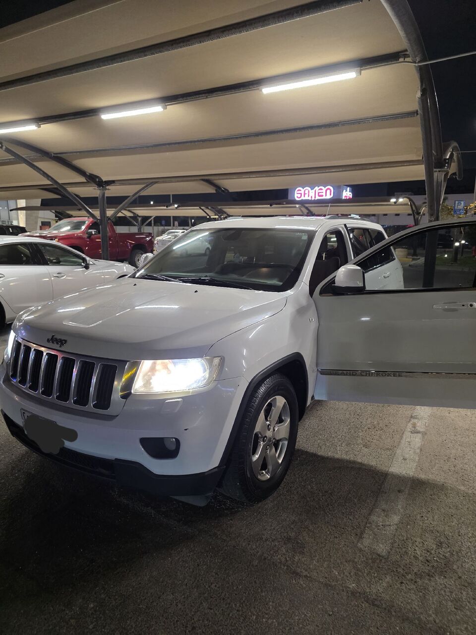 Khobar, Vehicles, Cars & Trucks , SAR 30000,  Jeep Grand Cherokee,  2013,  Automatic,  234 KM,  Jeep Grandcherokee Laredo  , White Color , 6 Cylinder  , 234km ,