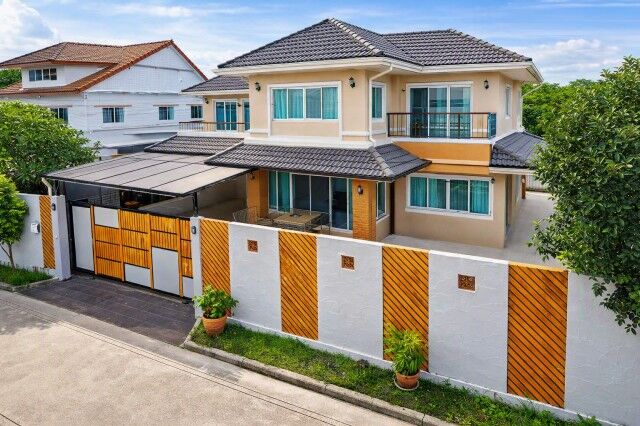 Bangkok, Villas, THB 17998,  79 Sq. Feet,  4 Bedrooms, 4 Bathrooms, 79 Sq M., Rat Uthit, Minburi, MRT Suwinthawong 3.1 Km. Mansion,