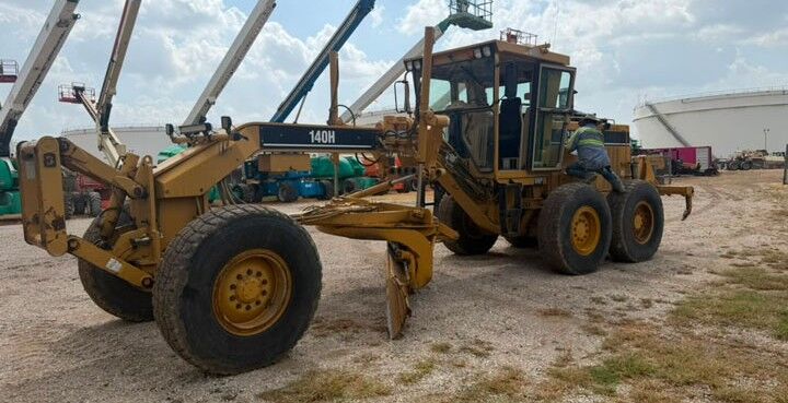 Houston, Heavy Equipment, USD 95,  2000 Caterpillar 140H