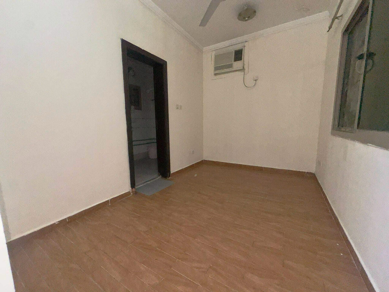 Gudaibiya, Apartments, Flats, Houses & Villas, BHD 130/month,  1 BR,  Gudaibiya:- Rooftop 1Bhk Unfurnished Flat On Rent With Only A/Cs. Bd 130