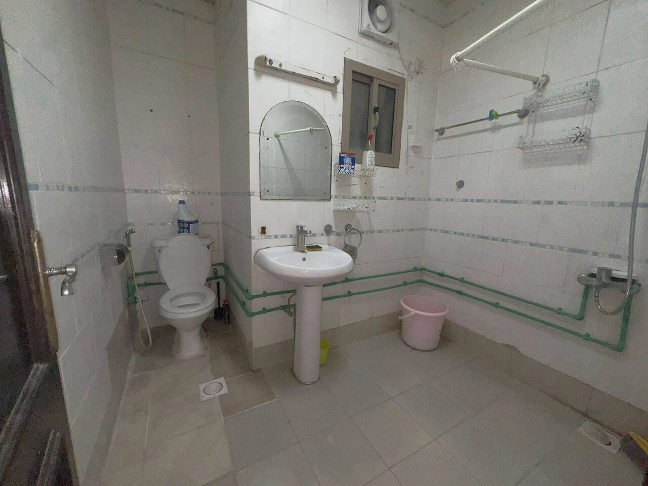 Gudaibiya, Apartments, Flats, Houses & Villas, BHD 130/month,  1 BR,  Gudaibiya:- Rooftop 1Bhk Unfurnished Flat On Rent With Only A/Cs. Bd 130