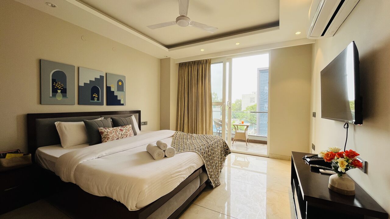 Gurgaon, Apartments, Flats, Houses & Villas, INR 4000/day,  Furnished,  1 BR,  600 Sq. Meter,  Zen Suites Sec 14, DLF Gurgaon
