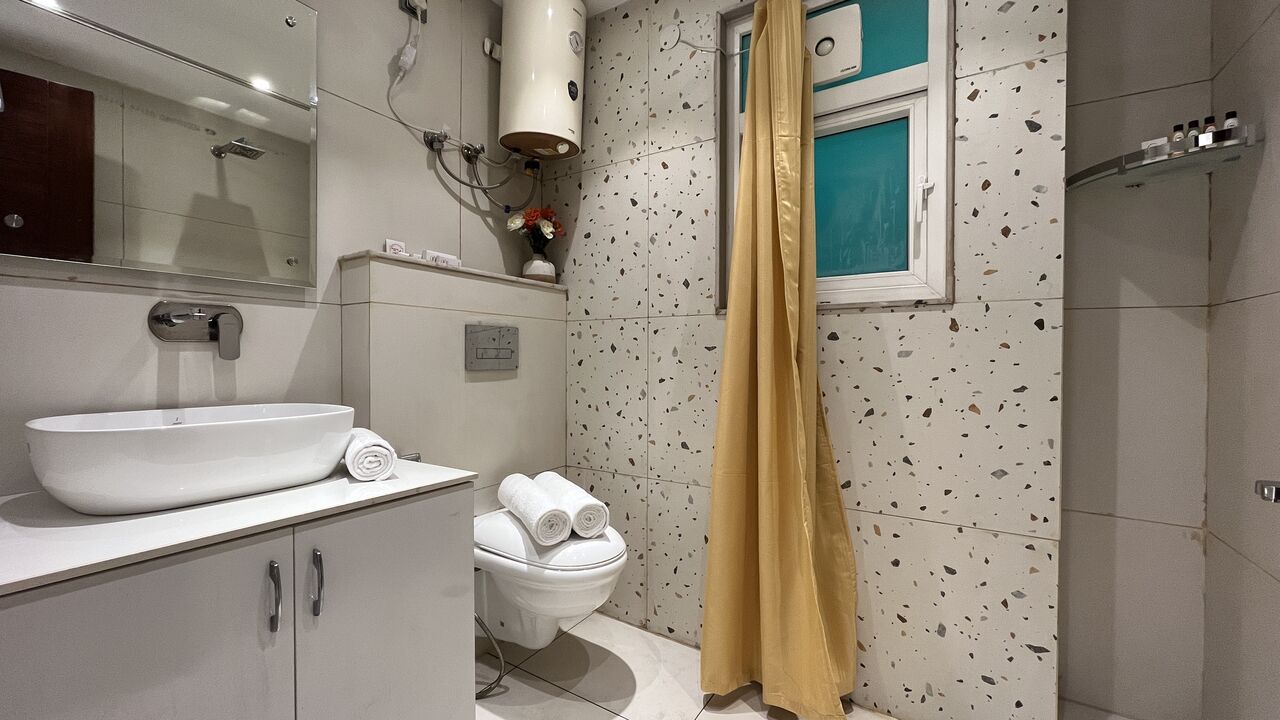Gurgaon, Apartments, Flats, Houses & Villas, INR 4000/day,  Furnished,  1 BR,  600 Sq. Meter,  Zen Suites Sec 14, DLF Gurgaon