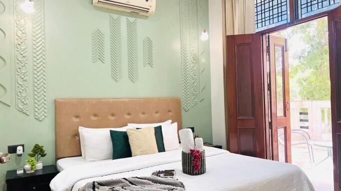 Gurgaon, Apartments, Flats, Houses & Villas, INR 4000/day,  Furnished,  1 BR,  450 Sq. Feet,  BluO 1BHK Galleria Market - Patio, Gym TT