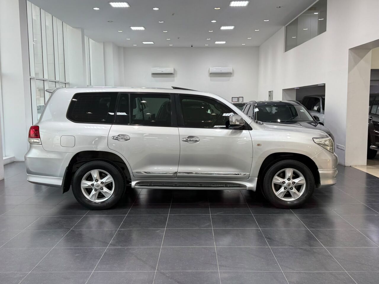 Manama, Vehicles, Cars & Trucks , BHD 6900,  Toyota Land Cruiser VX-R,  2010,  Automatic,  433600 KM,    (Silver)