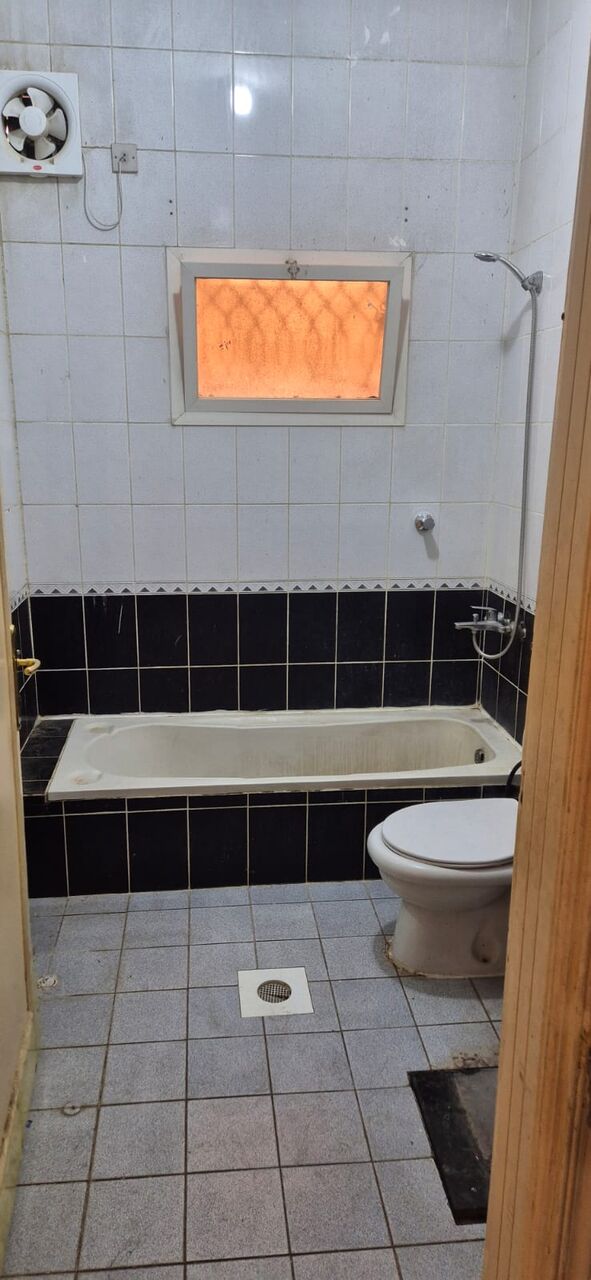 Riyadh, Villas, SAR 33,  3 Rooms Vila Portion Available For Family Good Location