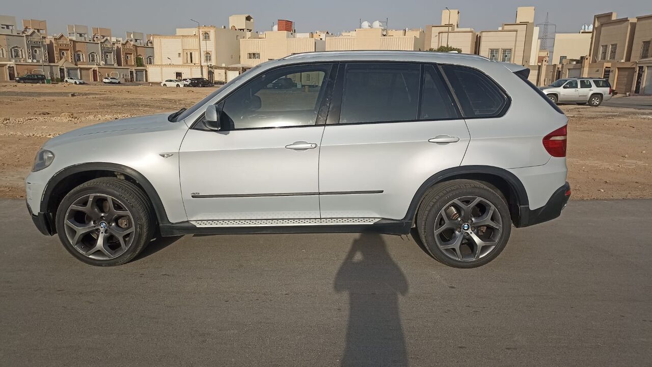 Riyadh, Vehicles, Cars & Trucks , SAR 22000,  Bmw X5,  2008,  Automatic,  440000 KM,    V8 No Turbo Full Option SUV 4x4 Vehicle Is In Excellent Original Condition
