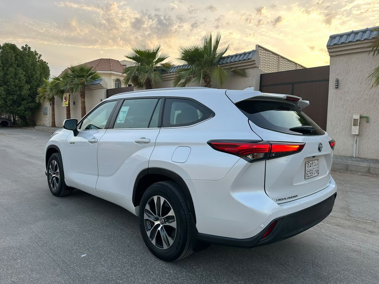 Riyadh, Vehicles, Cars & Trucks , SAR 127000,  Toyota Highlander (Hybrid GLE),  2023,  Automatic,  45000 KM,   Toyota Highlander (Hybrid GLE) With Sunroof Very Low Odo No Accident History N 1st Ow