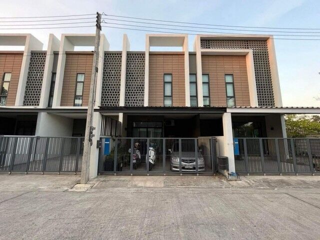 Bangkok, Real Estate For Sale, THB 2850000,  3 BR,  22 Sq. Feet,  Selling Below Appraised Price 2.85 Million, 22.5 Sq M. 2-story Townhome #Sri Bua Ngern