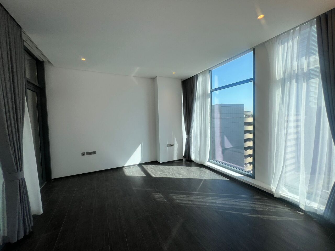 Manama, Apartments, Flats, Houses & Villas, BHD 700/month,  2 BR,  Apartment With Canal View | Semi-Furnished | Harbour Row, Financial