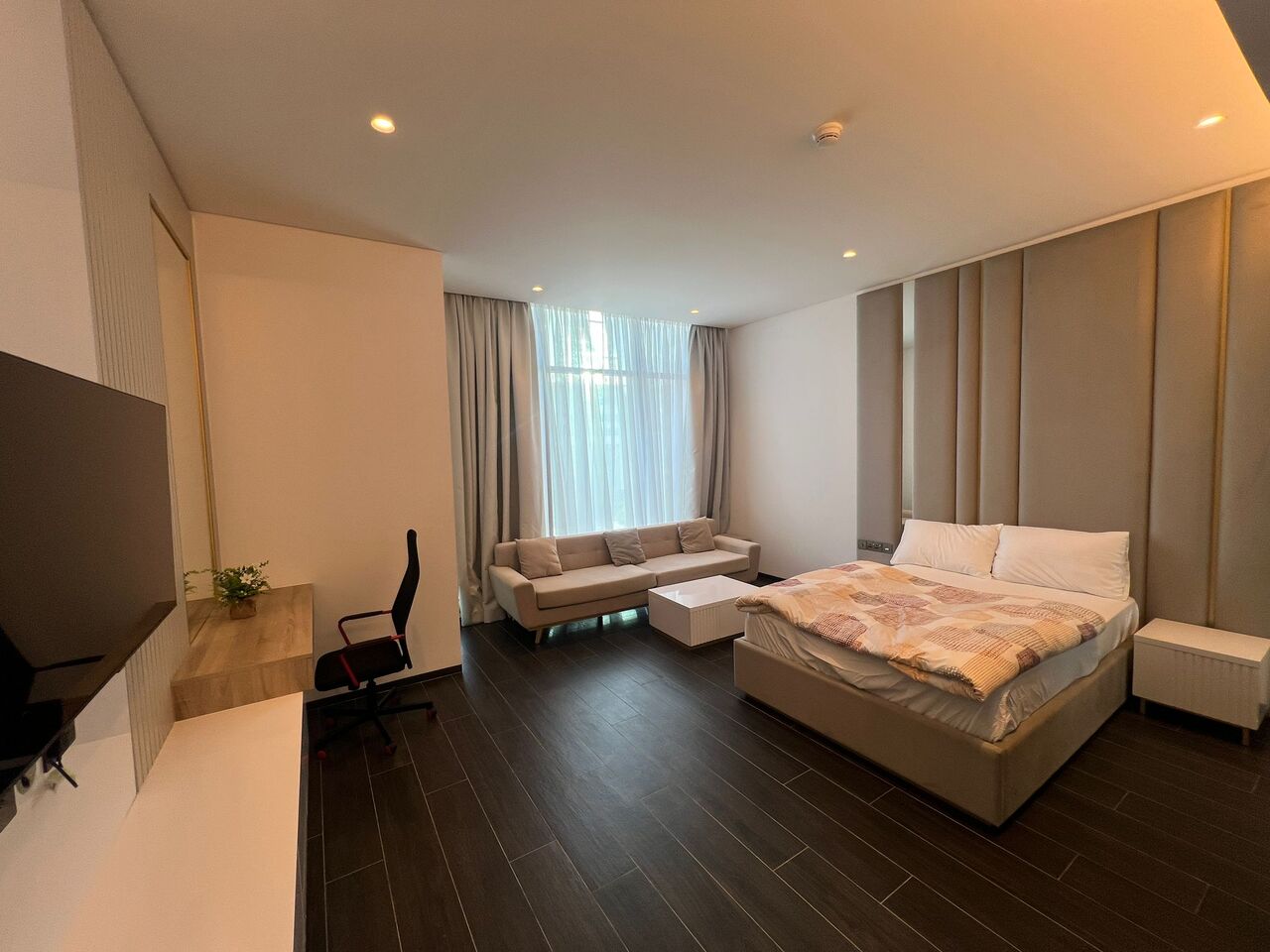 Manama, Apartments, Flats, Houses & Villas, BHD 360/month,  Furnished,  Studio,  Chic Furnished Studio With Balcony In Bahrain Financial Harbour