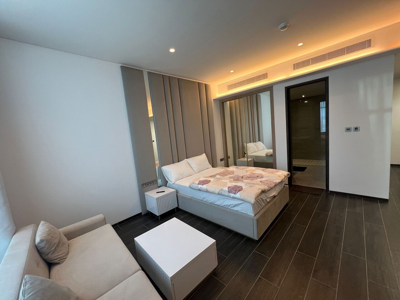 Manama, Apartments, Flats, Houses & Villas, BHD 360/month,  Furnished,  Studio,  Chic Furnished Studio With Balcony In Bahrain Financial Harbour