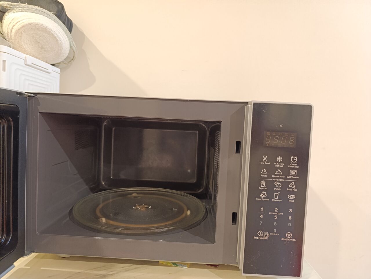 Jeddah, Appliances, SAR 350,  Microwave Oven, Black And Decker, 30L , Unused