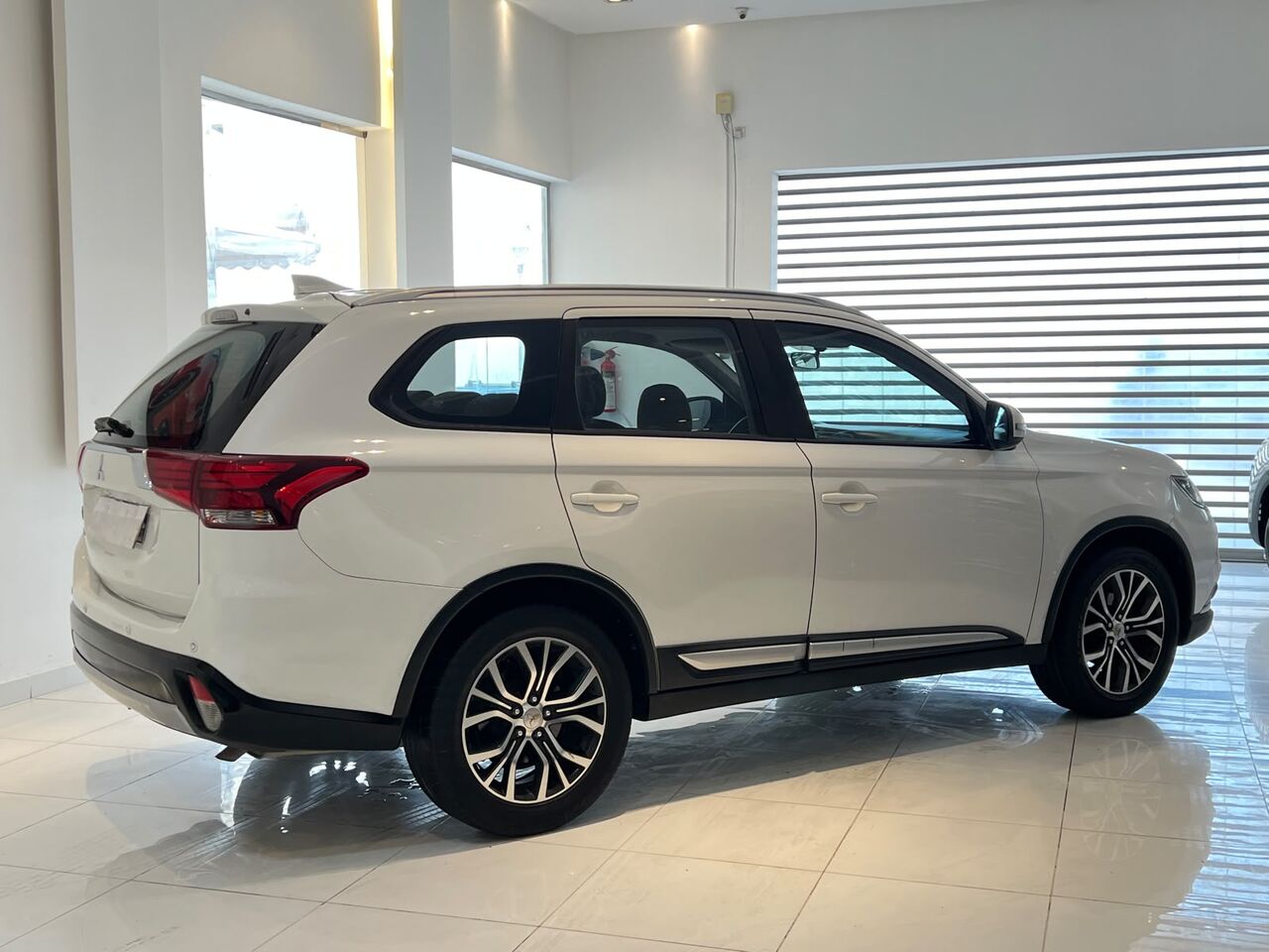 Riffa, Vehicles, Cars & Trucks , BHD 3600,  MITSUBISHI OUTLANDER,  2017,  Automatic,  296000 KM,   MODEL  FOR SALE