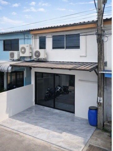Bangkok, Villas, THB 9999,  20 Sq. Feet,  Ozone One Market 1.3 Km. Don Mueang-Songprapha Weluwanaram Temple 10-18 Townhouse, 2