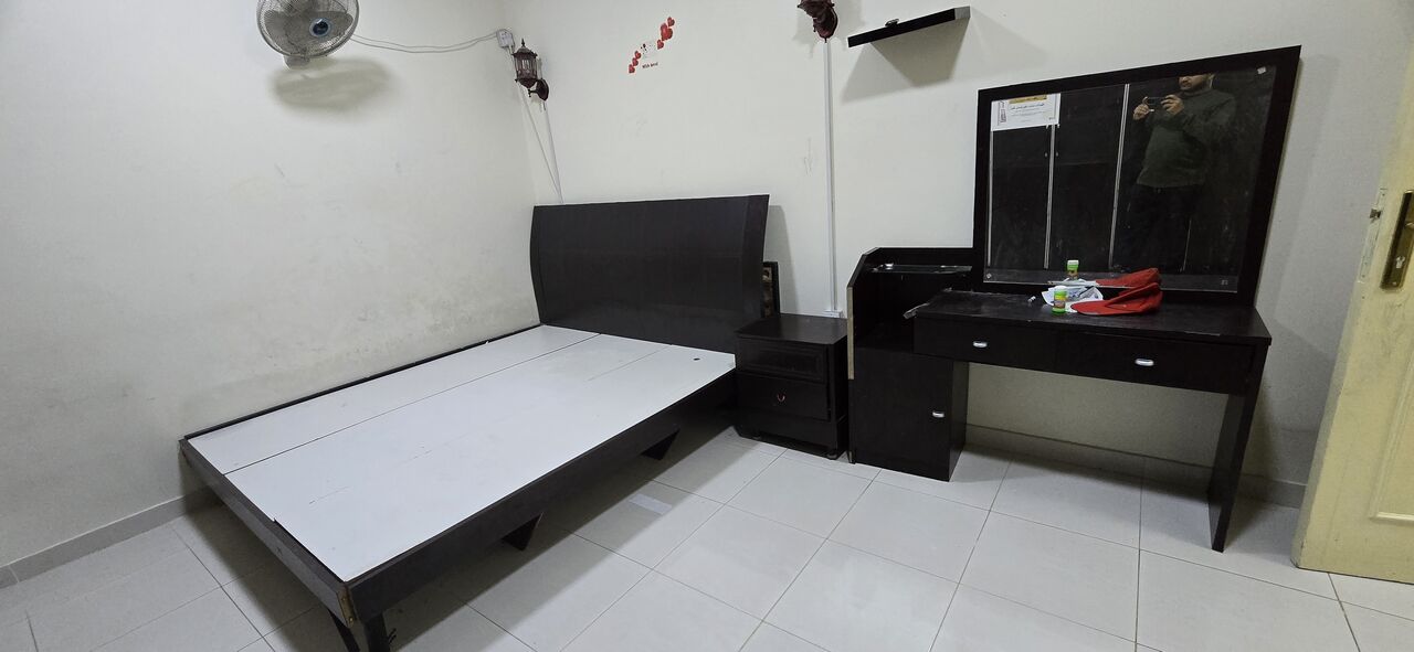 Riyadh, Household Items, SAR 700,  Bedroom Set (Wardrobe, Dressing Table,King Size Bed) In Good Condition For Urgent Sale
