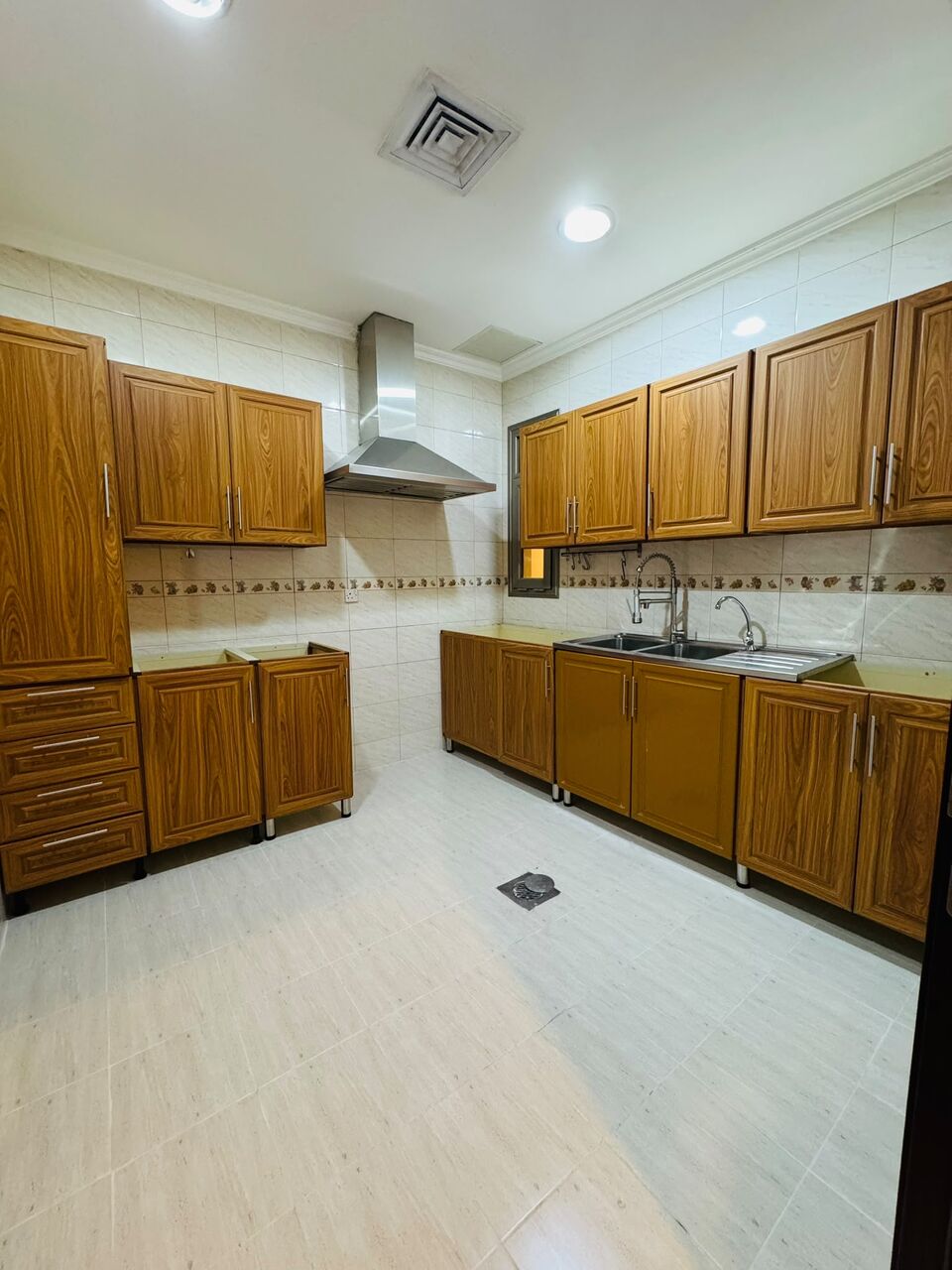 Kuwait City, Apartments, Flats, Houses & Villas, KWD 700/month,  3 BR,  For Rent In Al-Khalidiyah, A Prime Location: A 3-bedroom Apartment.