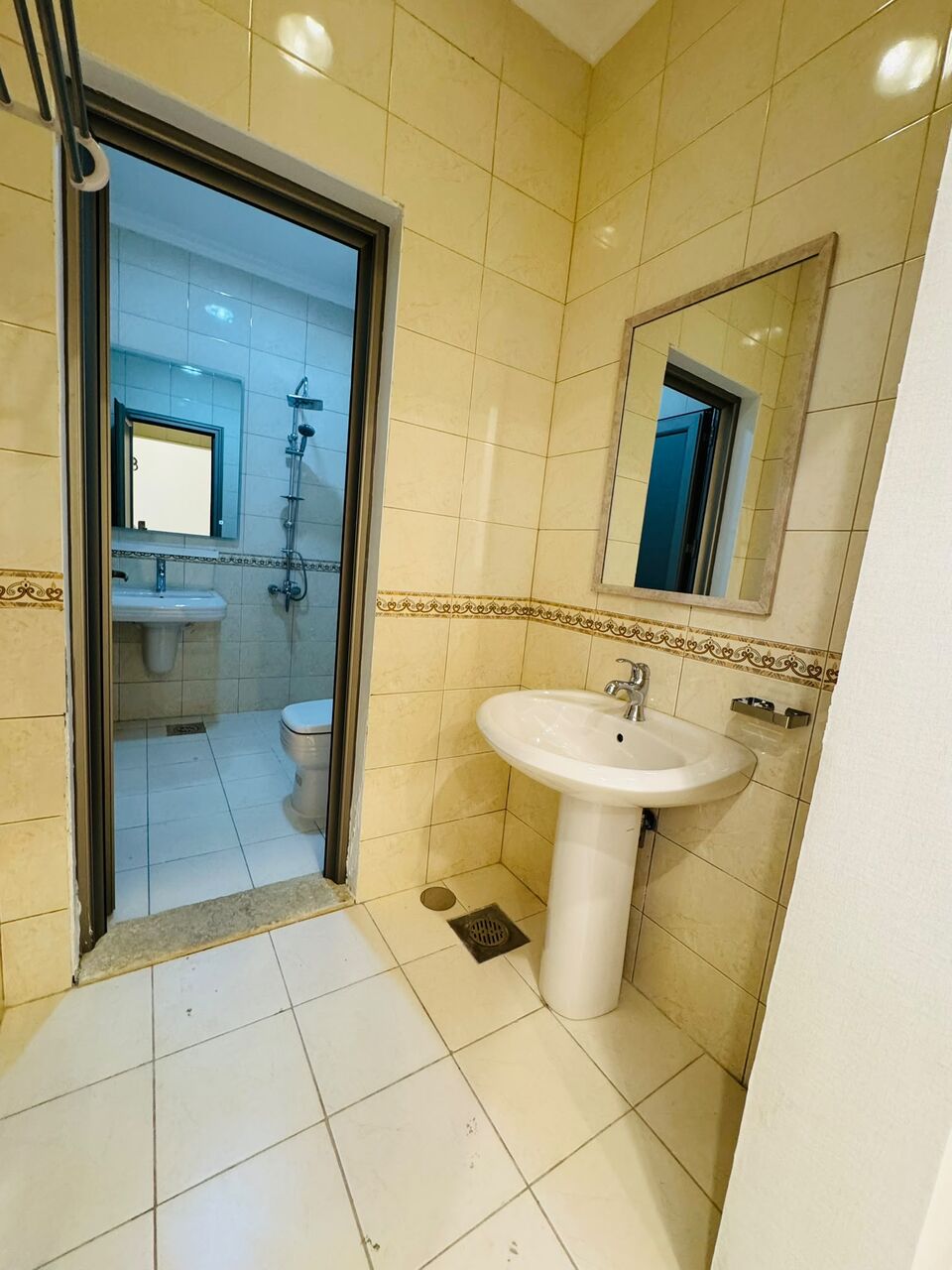 Kuwait City, Apartments, Flats, Houses & Villas, KWD 700/month,  3 BR,  For Rent In Al-Khalidiyah, A Prime Location: A 3-bedroom Apartment.