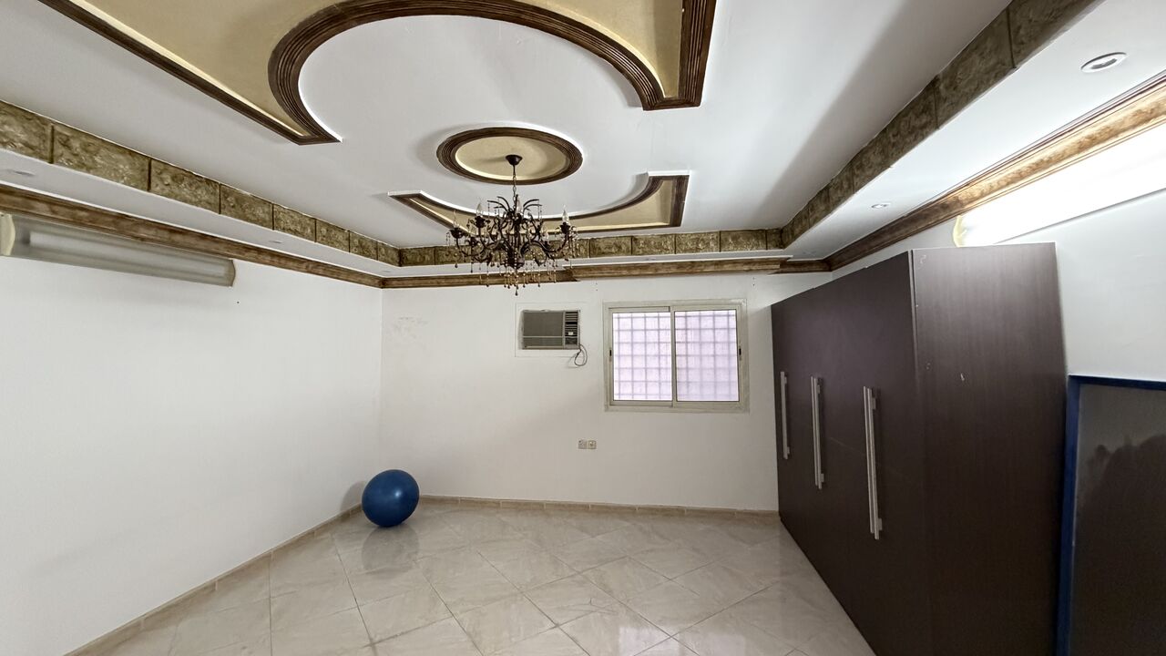 Riyadh, Housing Exchanges, SAR 4166/month,  3 BR,  120 Sq. Meter,  Spacious 3BHK Corner Flat &ndash; 3-Road View, Free LPG & Reserved Parking