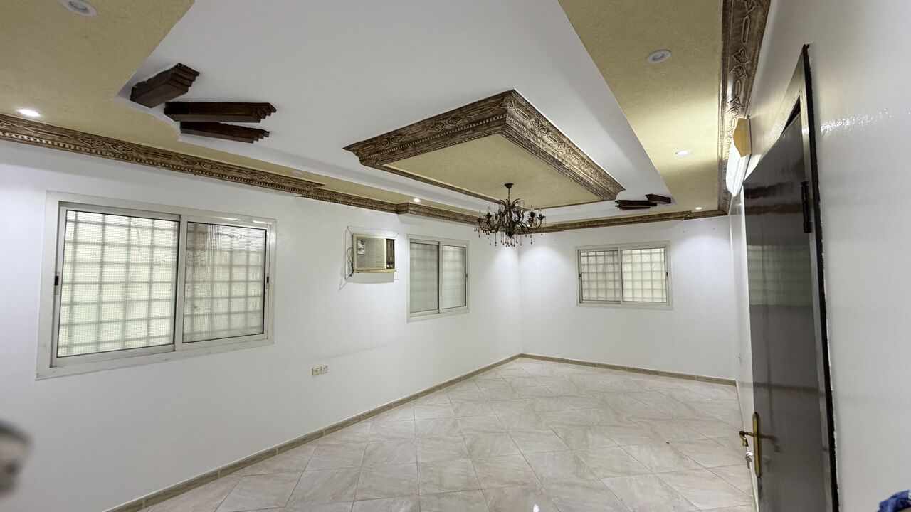 Riyadh, Housing Exchanges, SAR 4166/month,  3 BR,  120 Sq. Meter,  Spacious 3BHK Corner Flat &ndash; 3-Road View, Free LPG & Reserved Parking