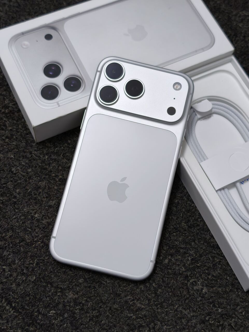 Al Rahmaniyah, Mobile Phones, SAR 4650,  IPhone 17 Pro Max 256gb Silver New Just Open Box