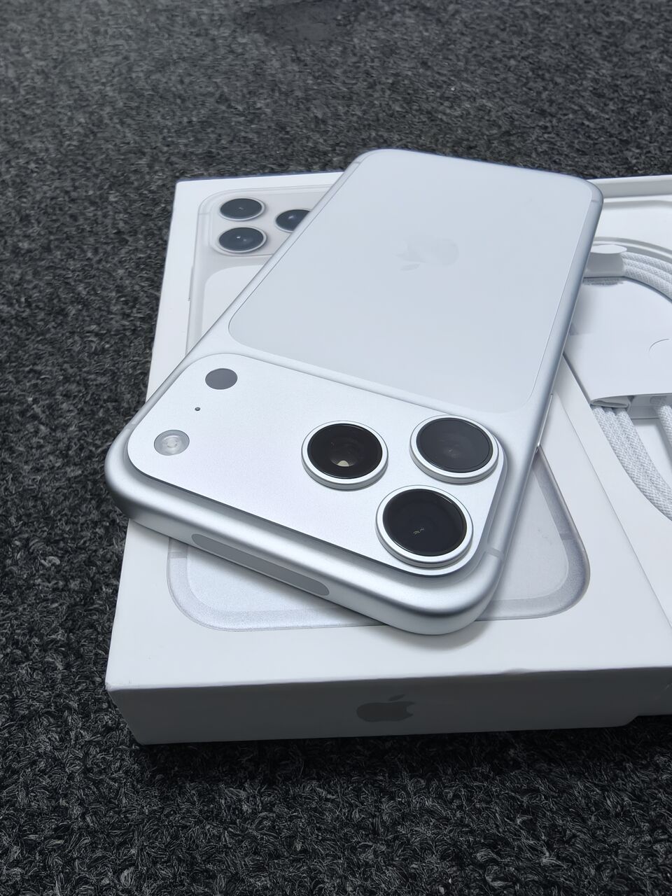Al Rahmaniyah, Mobile Phones, SAR 4650,  IPhone 17 Pro Max 256gb Silver New Just Open Box