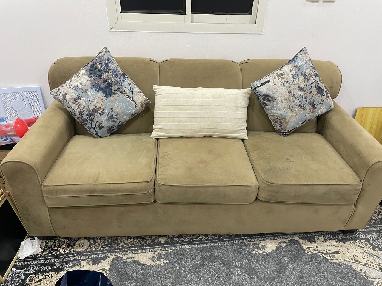 Al Malaz, Furniture, SAR 350,  Well-Maintained 5-Seater Sofa Set With Cushions + Centre Table