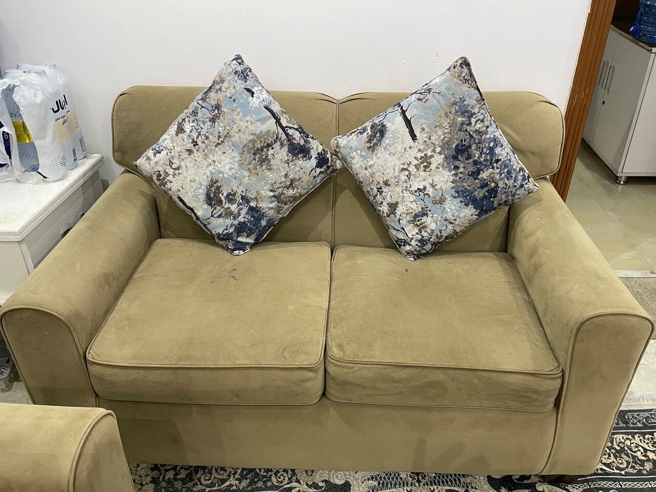 Al Malaz, Furniture, SAR 350,  Well-Maintained 5-Seater Sofa Set With Cushions + Centre Table