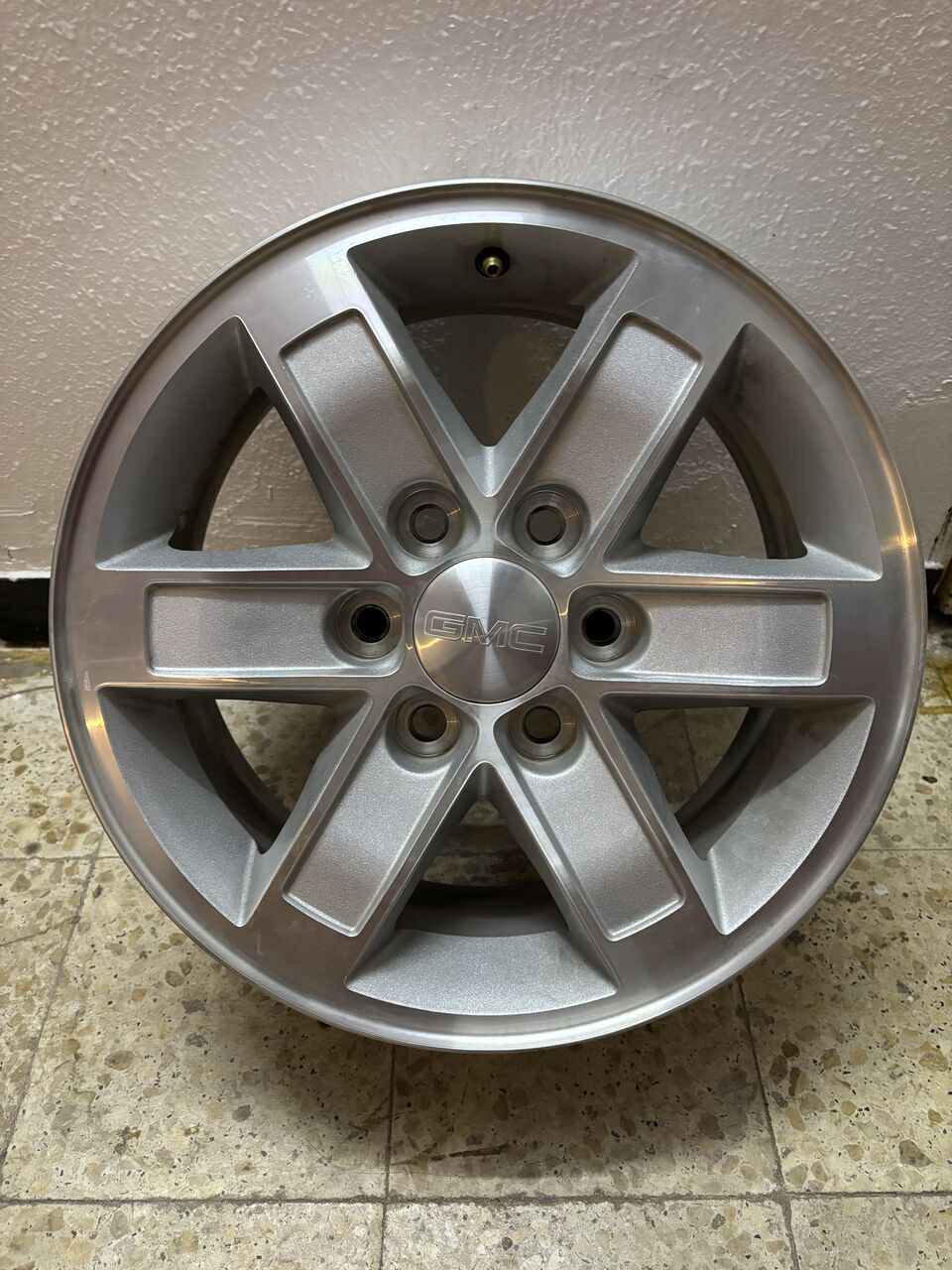 Riyadh, Auto Parts, SAR 1200,  Original GMC 17" OEM Rims (Set Of 4) / جنوط جمس⁠