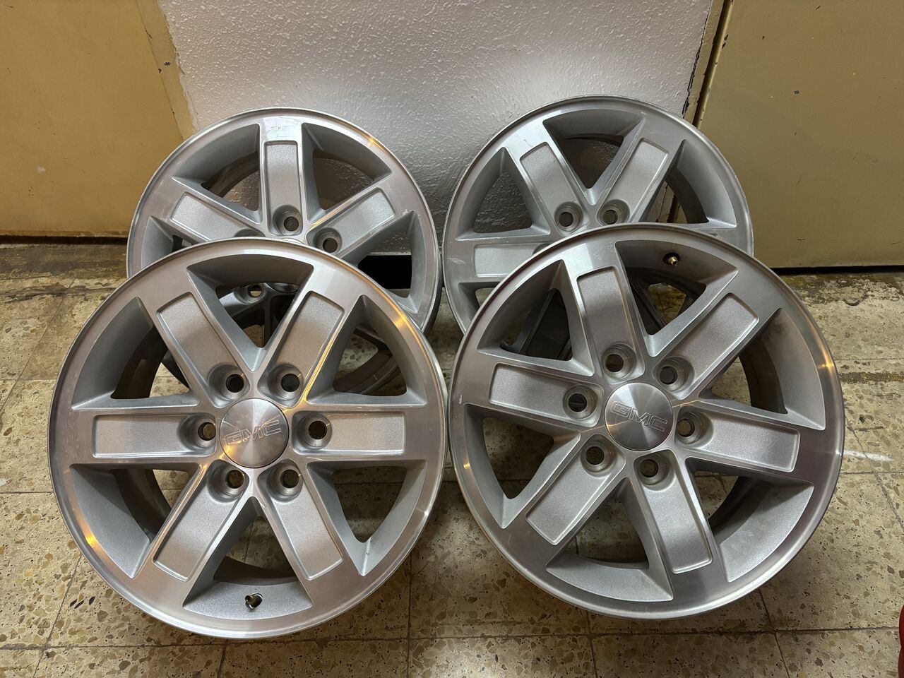 Riyadh, Auto Parts, SAR 1200,  Original GMC OEM 17" Rims (Set Of 4) / جنوط جمس وكالة أصلي