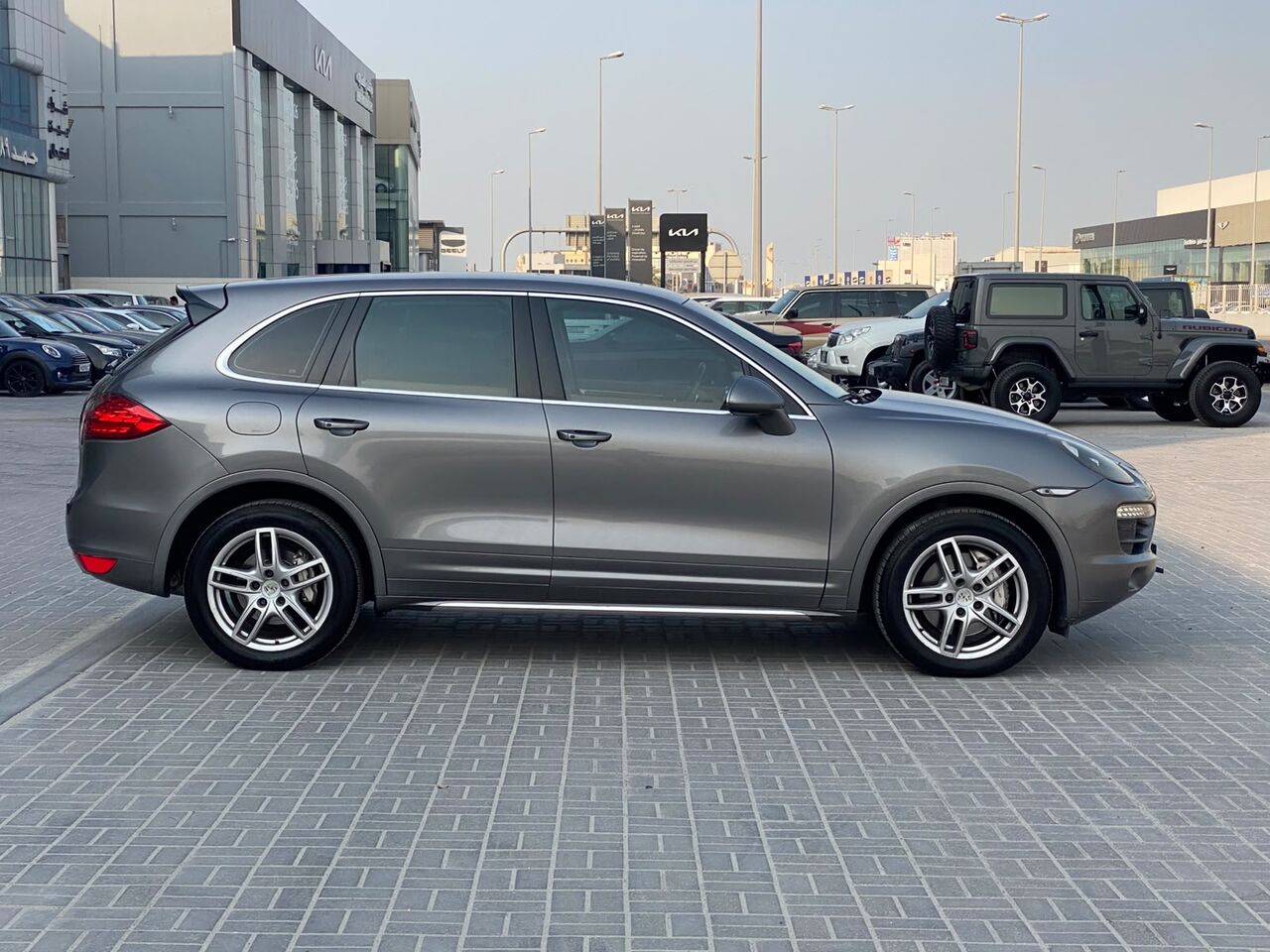 Manama, Vehicles, Cars & Trucks , BHD 2800,  Porsche Cayenne,  2012,  Automatic,  180200 KM,     (Grey)