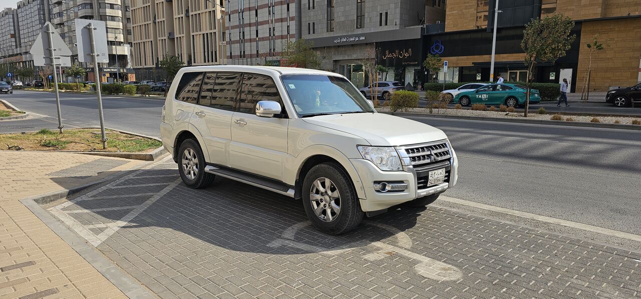 Riyadh, Vehicles, Cars & Trucks , SAR 52000,  Mitsubishi Pajero 5-Door,  2016,  Automatic,  165000 KM,  🚗 For Sale:  () –V6 GLS Perfect Condition