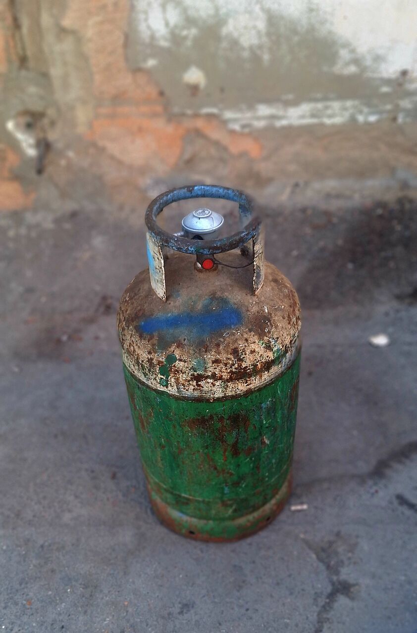 Manama, Household Items, BHD 20,  Mediam Clynder With Regulator And Delivery 20 Bd With Stove 25 Bd Msg 3670 8372 Wts Ap