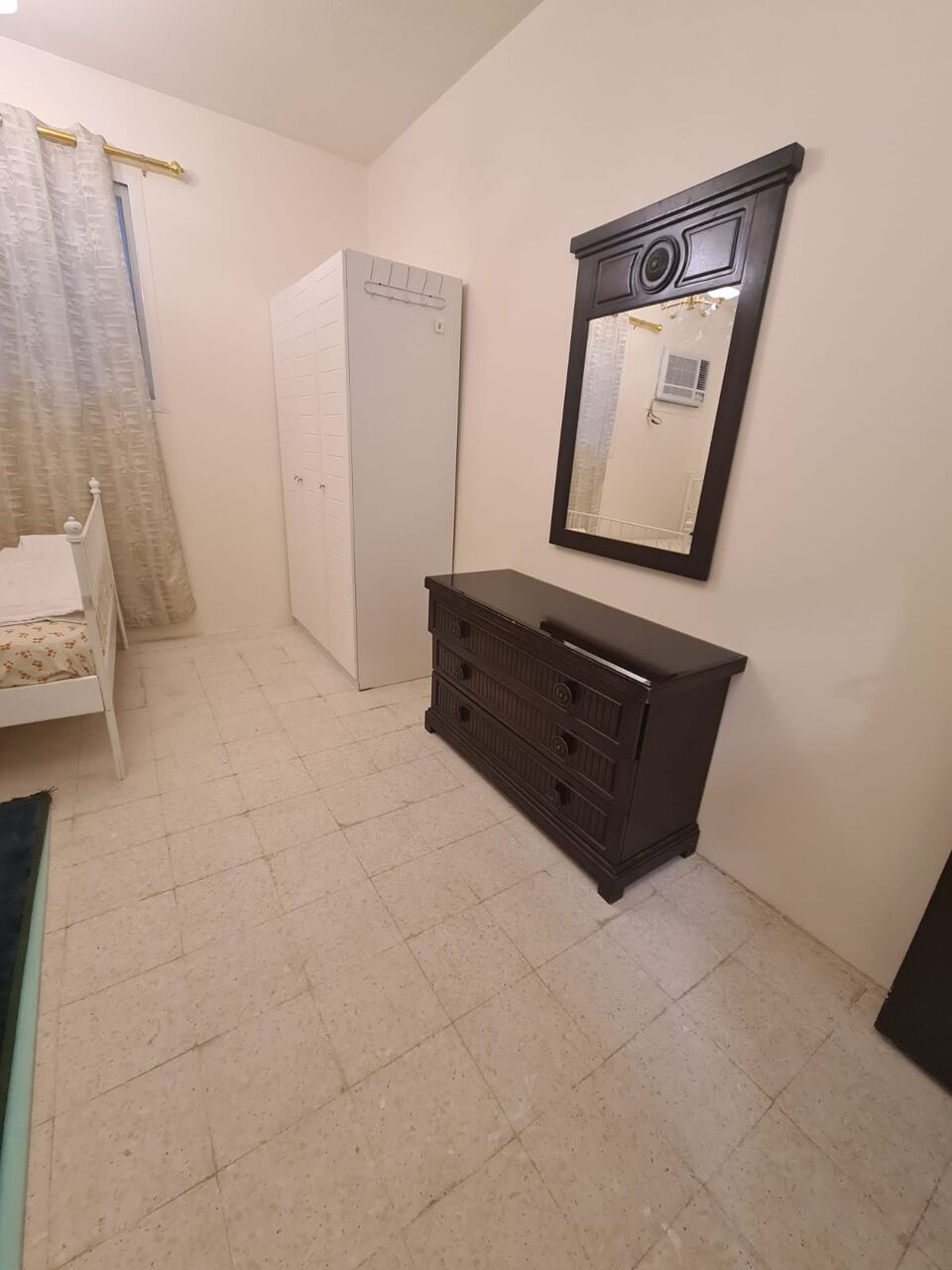 Riyadh, Rooms for Rent, SAR 1850/month,  Furnished,  Room Available For Rent In Family Apartment(Building)