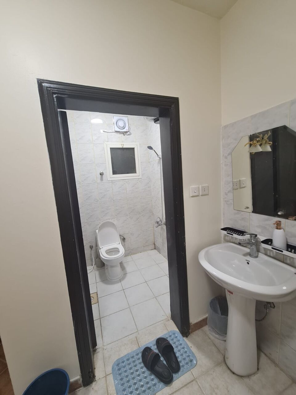 Riyadh, Rooms for Rent, SAR 1850/month,  Furnished,  Room Available For Rent In Family Apartment(Building)