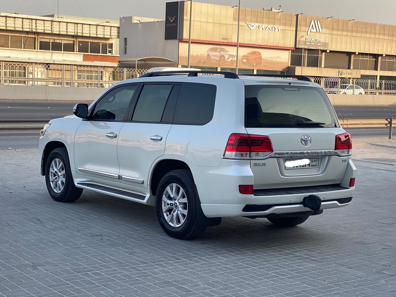 Manama, Vehicles, Cars & Trucks , BHD 18900,  Toyota Land Cruiser GX-R,  2018,  Automatic,  100950 KM,    (Pearl)