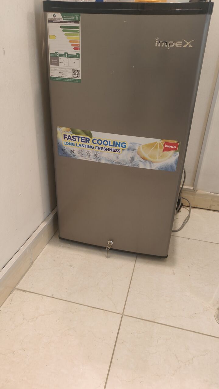 Jeddah, Household Items, SAR 850,  Single Iron Cot, Refrigerator And Air Conditioner ( Window) For Sale