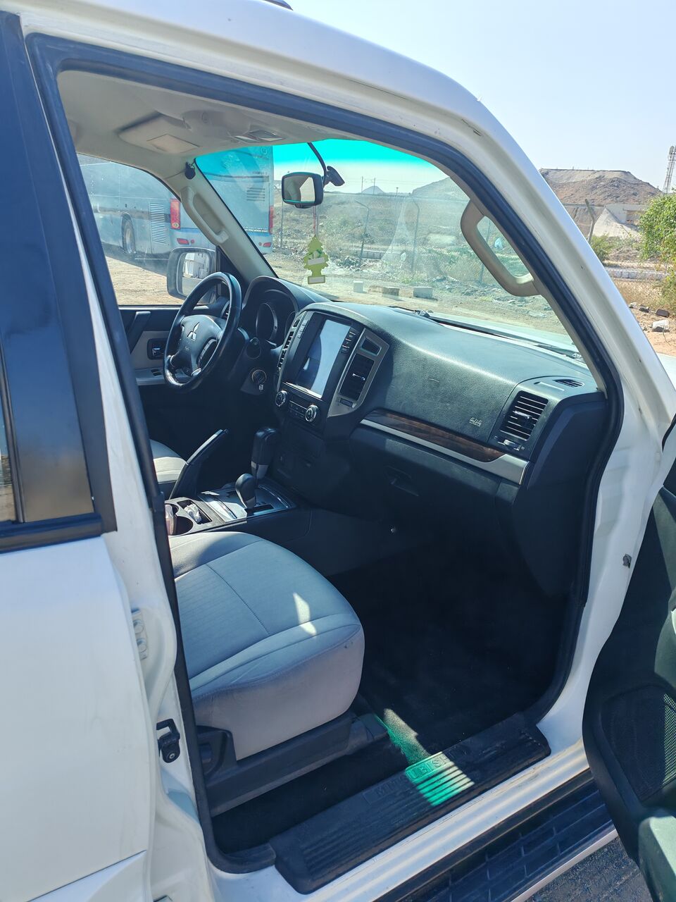 Jeddah, Vehicles, Cars & Trucks , Mitsubishi Pajero,  2015,  Automatic,  220000 KM,    3.2L Diesel 7 Seated Jeep For Sale