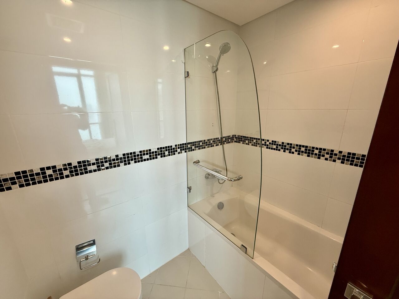 Juffair, Apartments, Flats, Houses & Villas, BHD 500/month,  Furnished,  2 BR,  129 Sq. Meter,  Very Clean 2 Bedrooms + Maid Room In Luxury Bldg